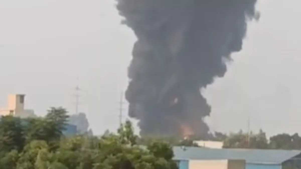 ग्रेटर नोएडा में चाय फैक्ट्री में लगी भीषण आग